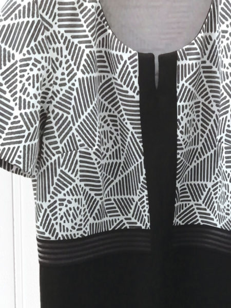 abito-nero-con-fantasia-mono-colore-sulle-spalle-particolare