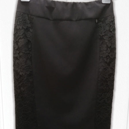 gonna-nera-con-pizzo-macrame-sui-fianchi