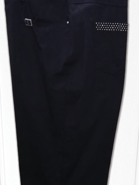 pantalone-nero-modello-sigaretta-con-brillantini-sulle-tasche-particolare