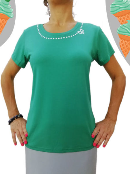 Maglia-verde-menta-con-perline-bianche-sul-colletto-fronte