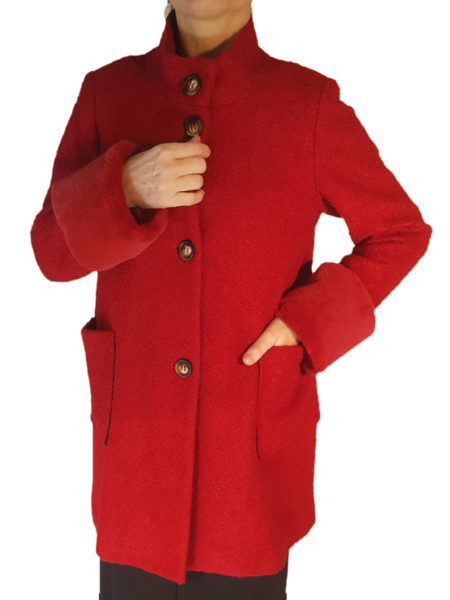 Cappotto in lana bouclè colore rosso con bottoni e pelo alle maniche, art. Silvia, Toujours Femme