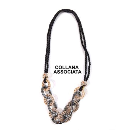 collana abbinata al twin set